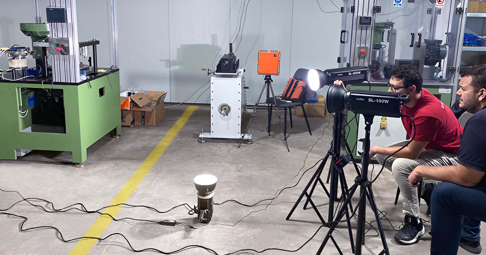 Radnici upravljaju CNC mašinom za proizvodnju upaljača za vojnu industriju.