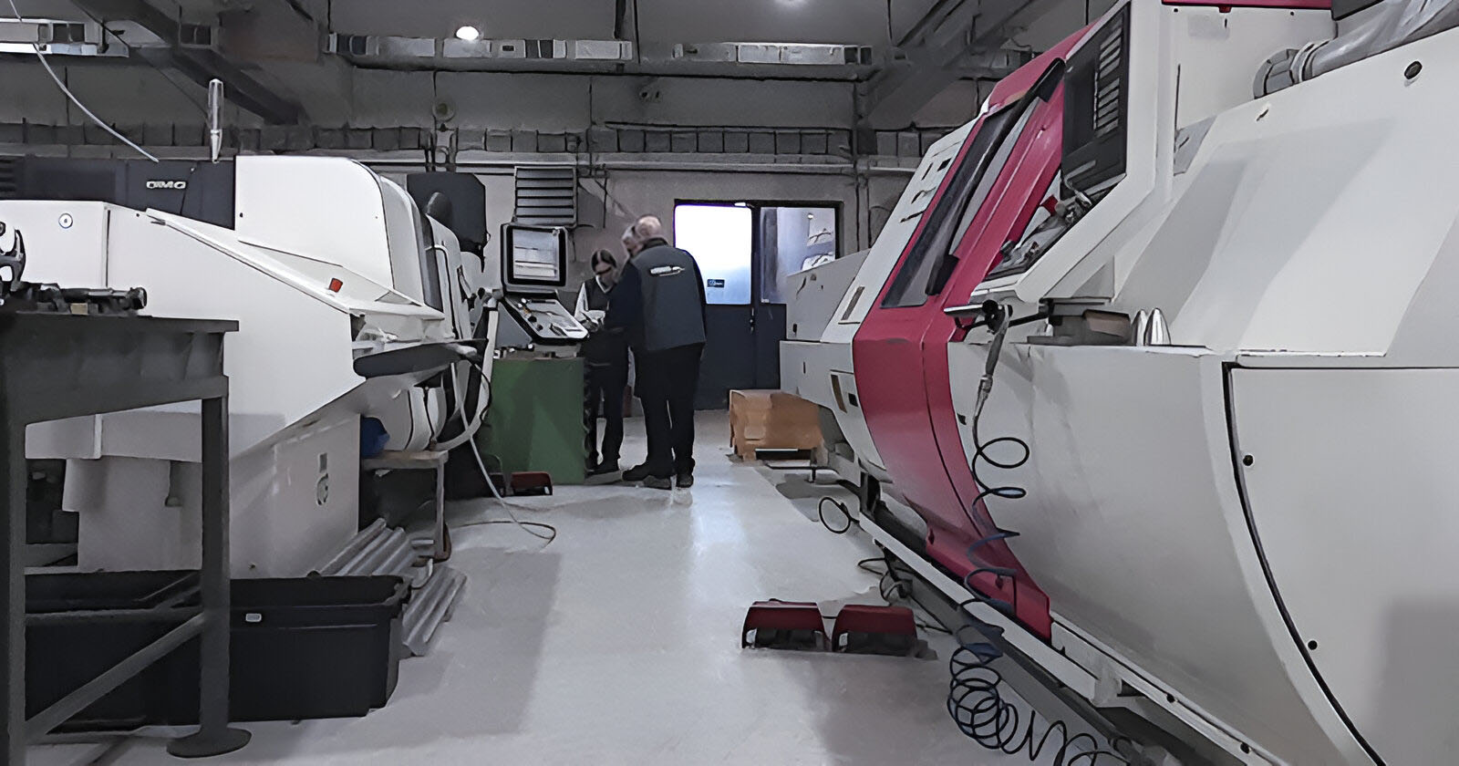 Postrojenje s brojnim CNC mašinama i opremom, posvećeno vojnoj industriji.